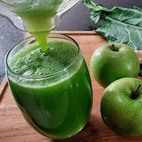 SUCO VERDE DETOX COM COUVE, MAÇÃ E GENGIBRE