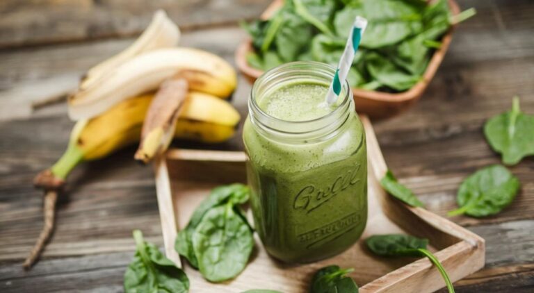 Shake Fitness de Proteína de Ervilha com Espinafre e Banana