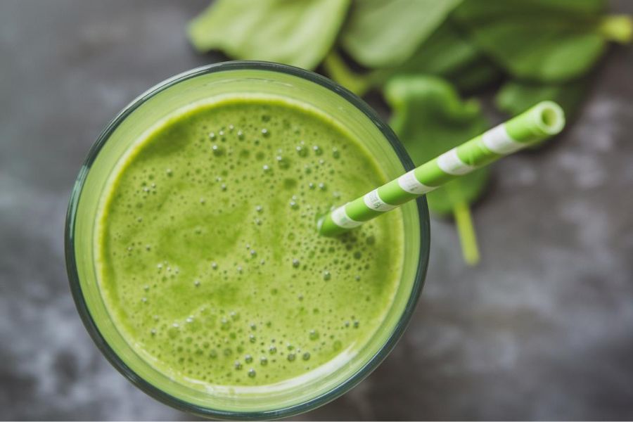 Smoothie Verde Detox de Abacate e Espinafre Low Carb Fitness Vegana