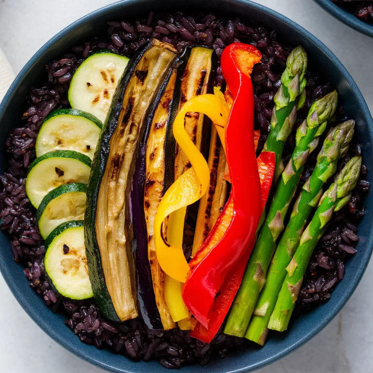 Tigela de Arroz Negro com Legumes Grelhados Fitness Vegana