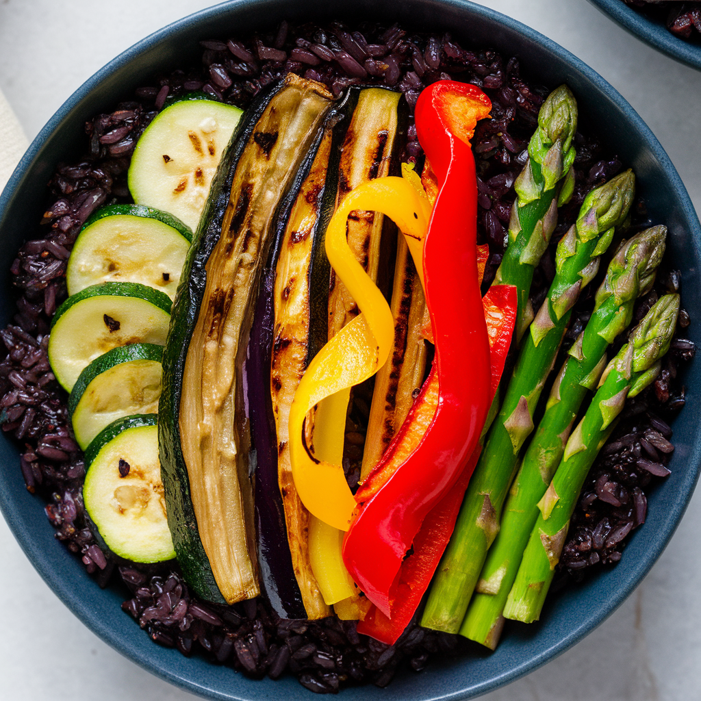 Tigela de Arroz Negro com Legumes Grelhados Fitness Vegana