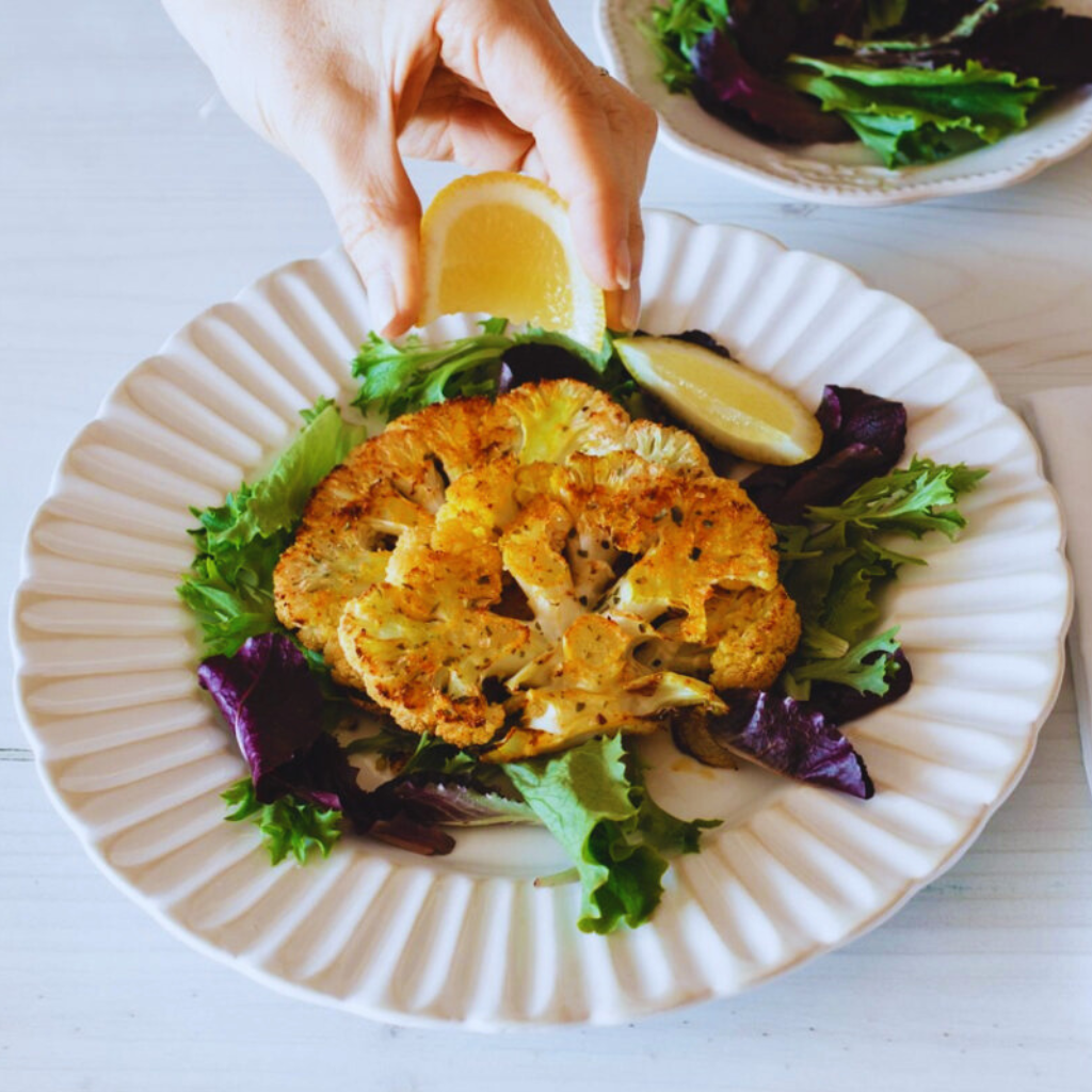 Bife de Couve-flor Grelhado com Molho Tahine Vegano e Sem Glúten