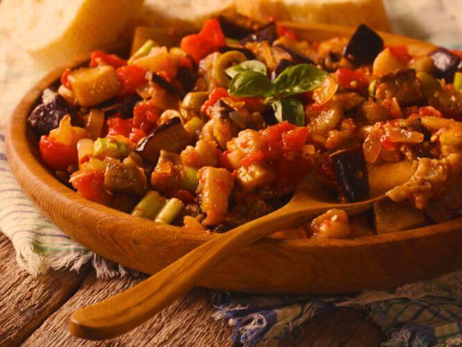 Caponata de Berinjela com Pão de Linhaça Vegano e Sem Glúten