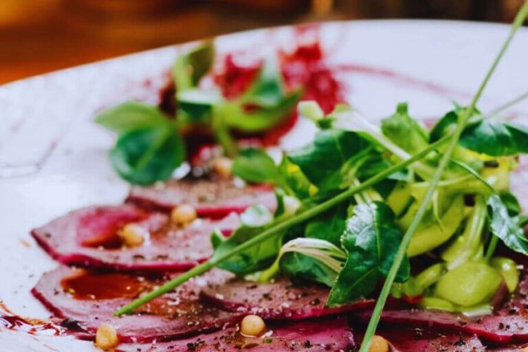 Carpaccio de Beterraba com Molho de Mostarda Vegano e Low Carb