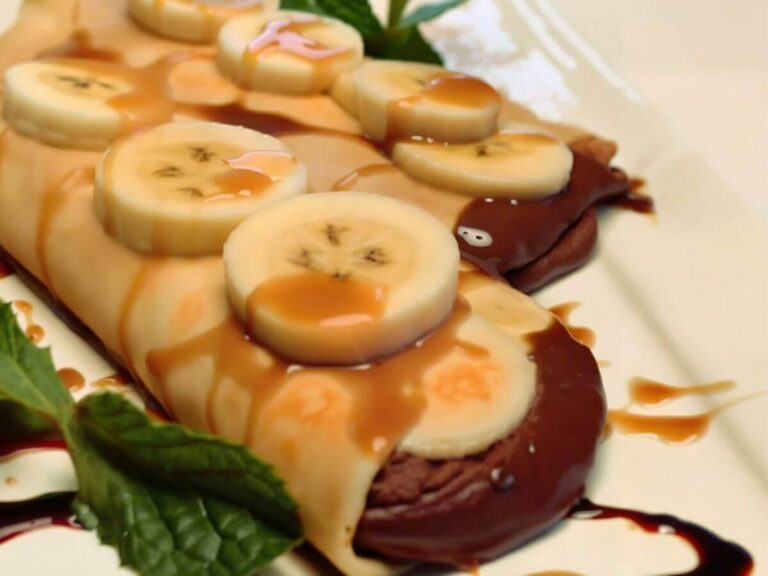 Panqueca de Banana com Calda de Chocolate Vegana e Sem Glúten