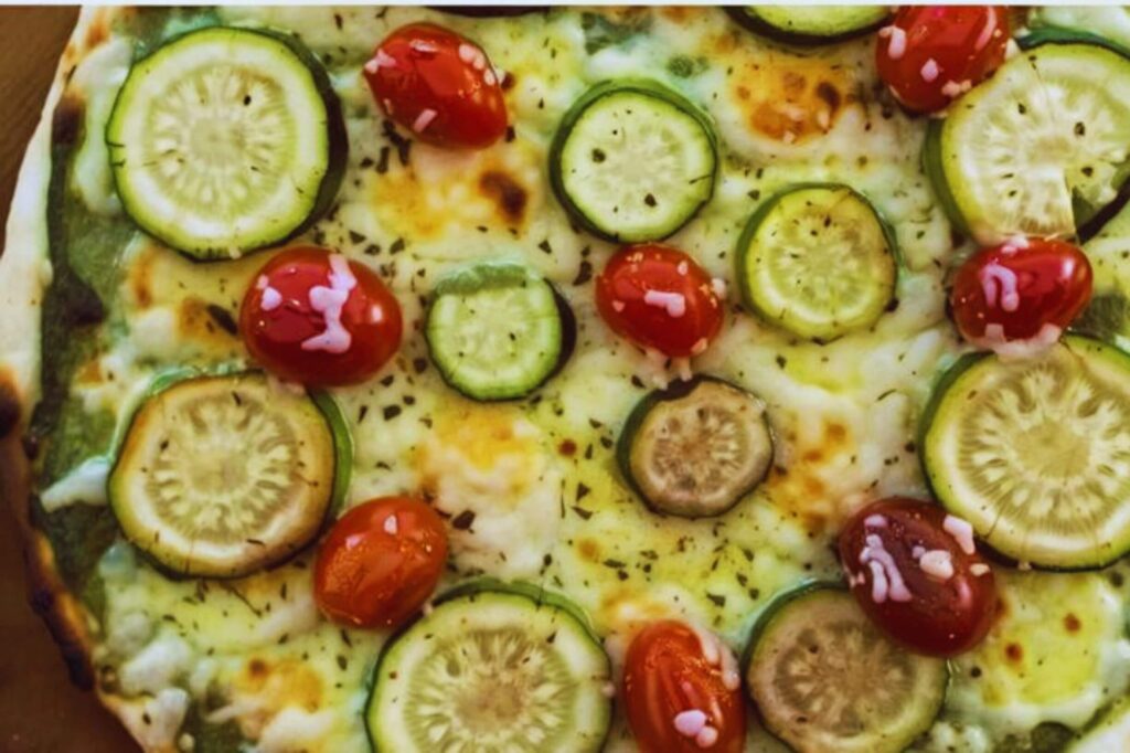 Pizza de Abobrinha com Pesto Vegana e Sem Glúten