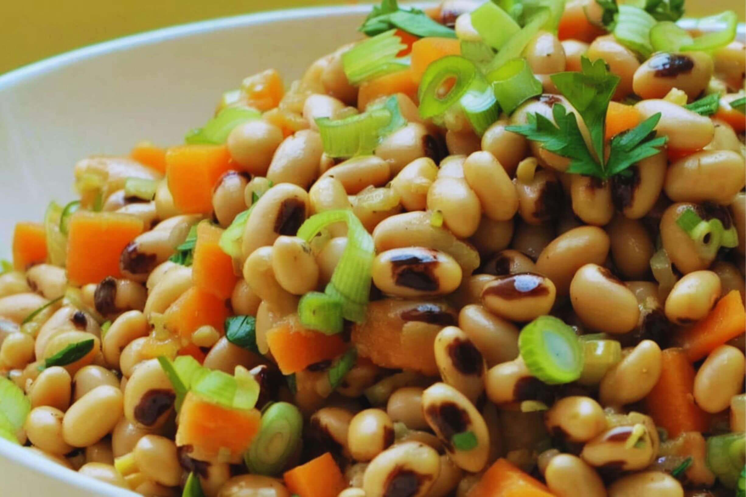 Salada de Feijão Fradinho com Vinagrete Vegana e Sem Glúten