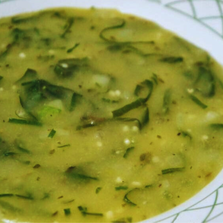 Sopa de Mandioca com Couve Vegana e Fitness