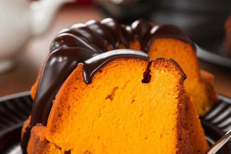 Bolo de Cenoura com Cobertura de Chocolate Vegano e Sem Glúten