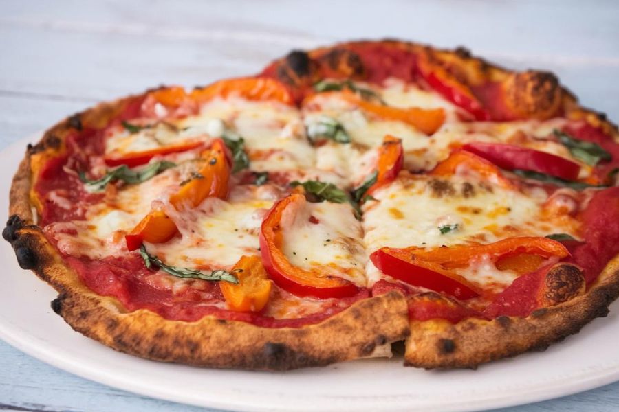 Pizza de Batata-Doce com Queijo Vegano e Legumes