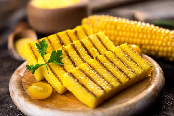 Polenta Grelhada com Molho de Espinafre e Tofu Vegano