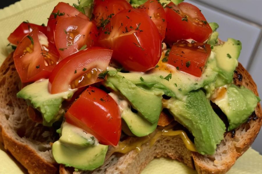 Tartine de Abacate com Tomate-Cereja Vegana