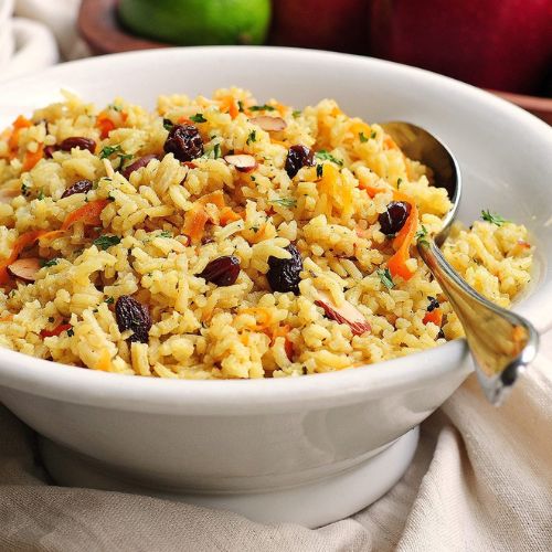 Arroz de Natal Vegano com Cenoura, Uva-passa e Amêndoas