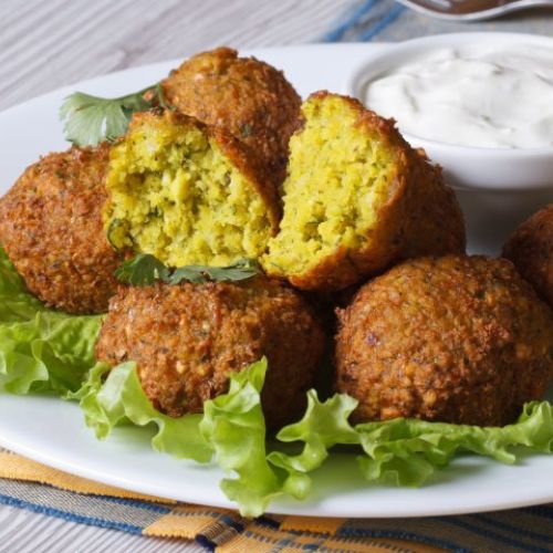 Bolinho Vegano de Grão-de-Bico com Ervas e Molho de Tahine