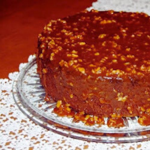 Bolo de Nozes Vegano com Cobertura de Caramelo