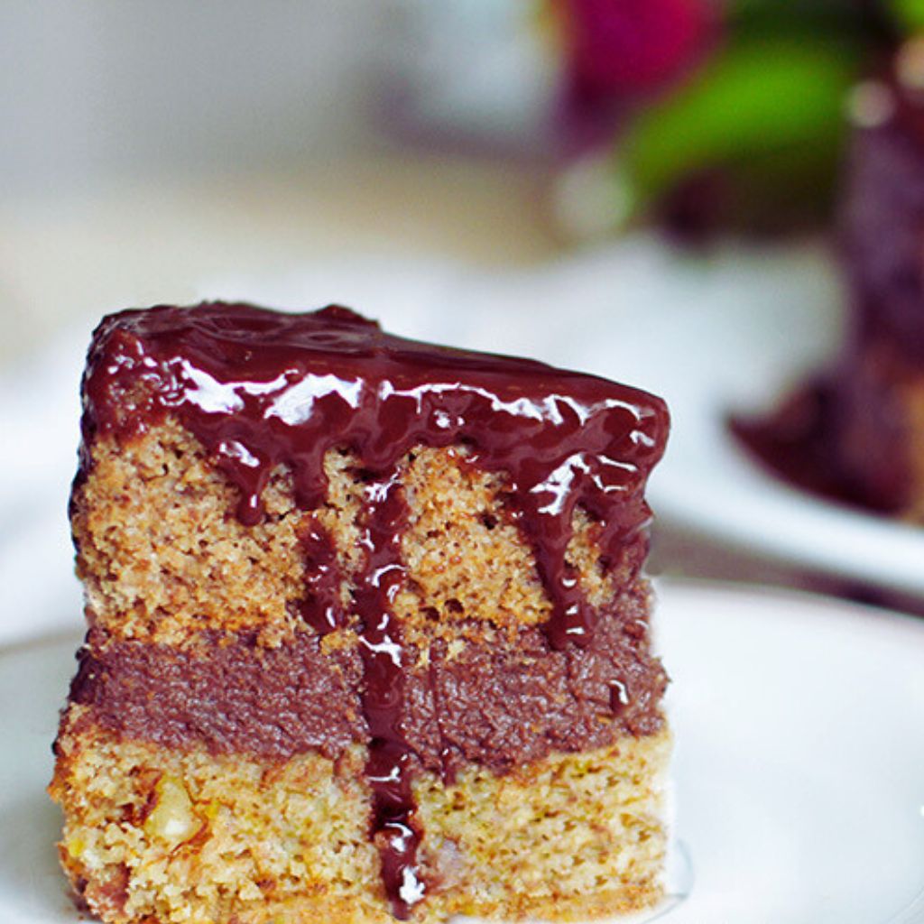 Bolo de Nozes Vegano com Cobertura de Chocolate Amargo