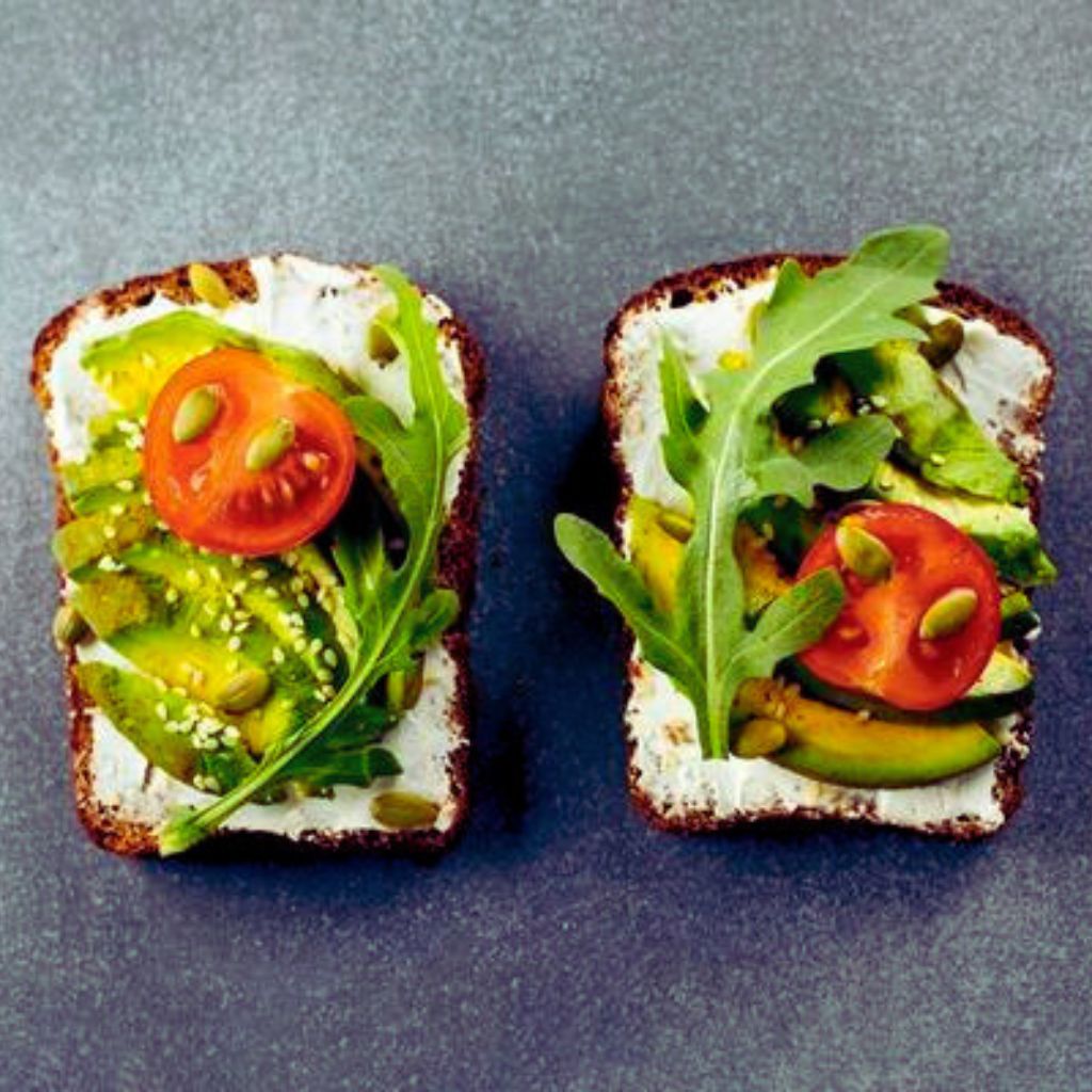 Canapés Veganos de Abacate com Tomate