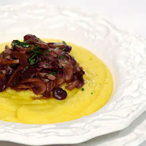 Polenta Cremosa Vegana com Cogumelos Salteados