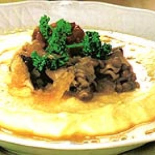 Polenta Vegana Cremosa com Ragu de Cogumelos