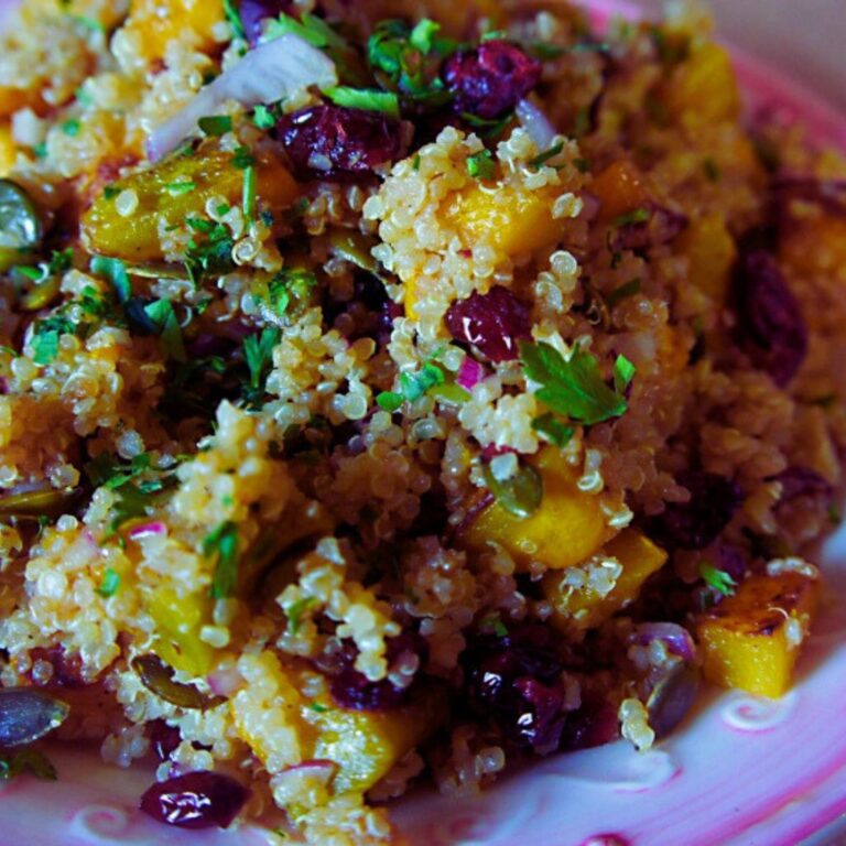 Salada Morna de Quinoa com Castanhas e Cranberries